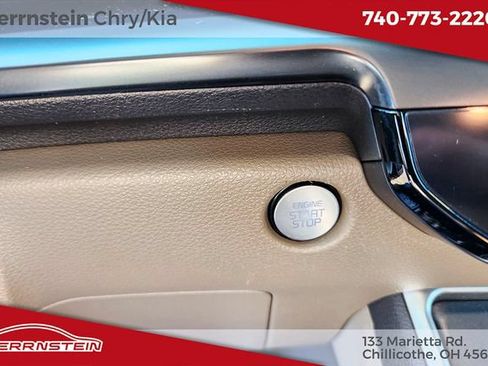 Used 2025 Kia Carnival FWD image 21