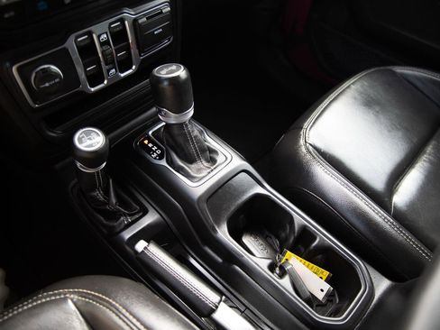 Used 2021 Jeep Wrangler Unlimited Sahara AWD/4WD image 16