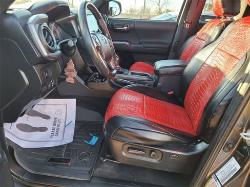 Used 2021 Toyota Tacoma TRD Off-Road w/ TRD Premium Off Road Package image 5