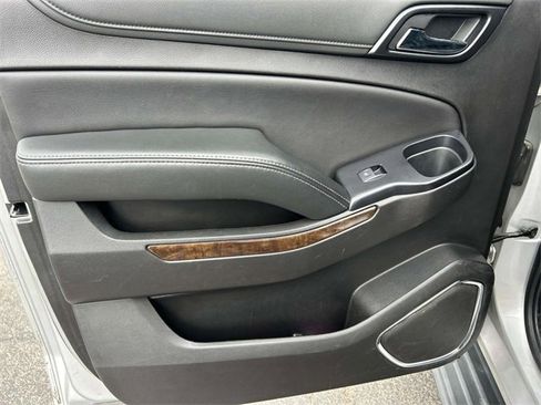 Used 2019 Chevrolet Suburban LT image 18