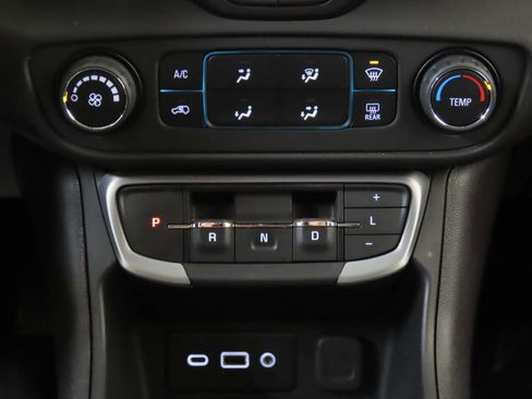 Used 2024 GMC Terrain SLE image 9