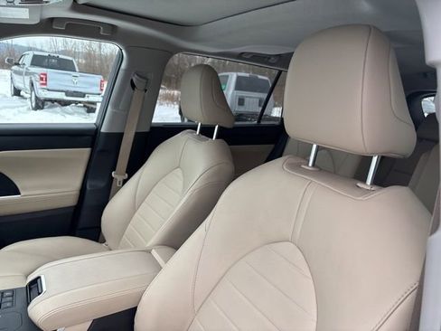 Used 2024 Toyota Highlander XLE image 8