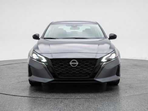 Used 2025 Nissan Altima 2.5 SV FWD image 2