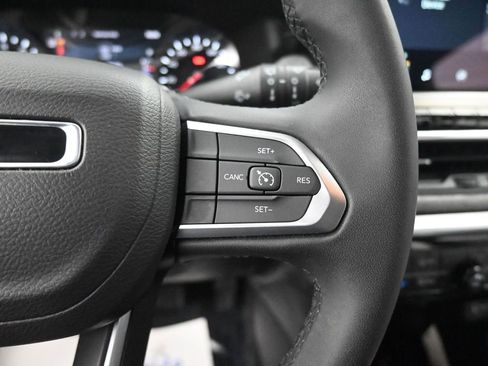 Used 2024 Jeep Compass Latitude image 32