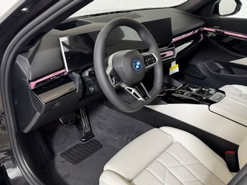 New 2026 BMW 550e xDrive w/ Premium Package AWD/4WD image 10