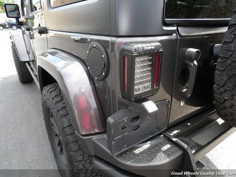 Used 2017 Jeep Wrangler Unlimited Sahara AWD/4WD image 9