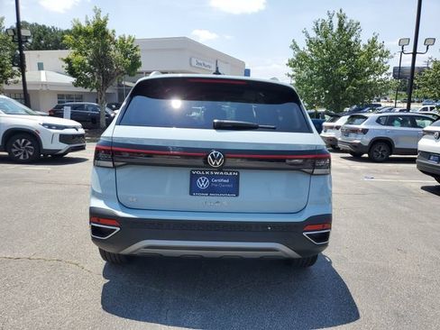 Used 2025 Volkswagen Taos SE w/ Panoramic Sunroof Package FWD image 5