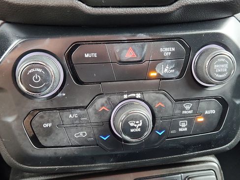 Used 2023 Jeep Renegade Latitude AWD/4WD image 15