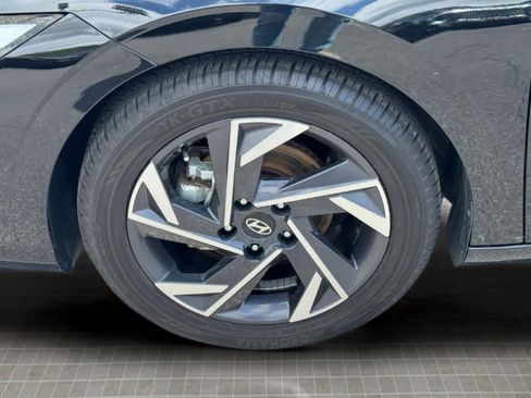 Certified 2024 Hyundai Elantra Limited FWD image 18