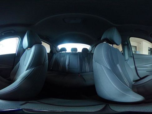 Used 2025 Hyundai Elantra SEL image 38