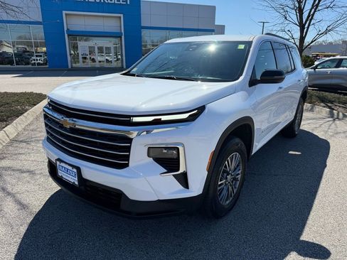 Used 2025 Chevrolet Traverse LT image 9