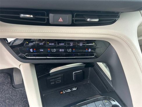 Used 2022 Buick Envision Avenir w/ Technology Package II image 25