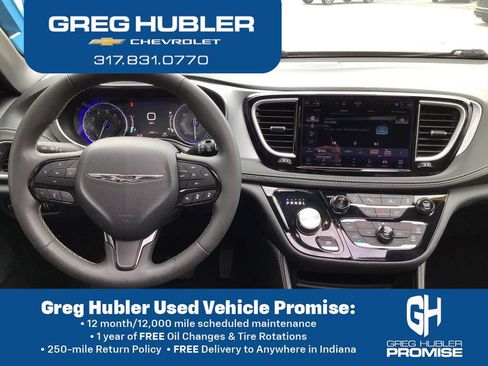Used 2025 Chrysler Pacifica Limited FWD image 3