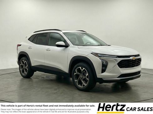 Used 2025 Chevrolet Trax LT FWD image 1