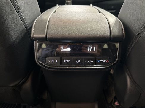 Used 2024 Toyota Highlander XLE image 24