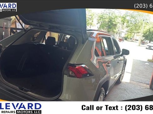Used 2021 Toyota RAV4 XLE AWD/4WD image 32