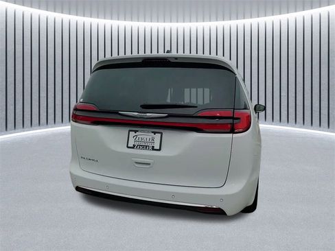 Used 2023 Chrysler Pacifica Touring-L image 8