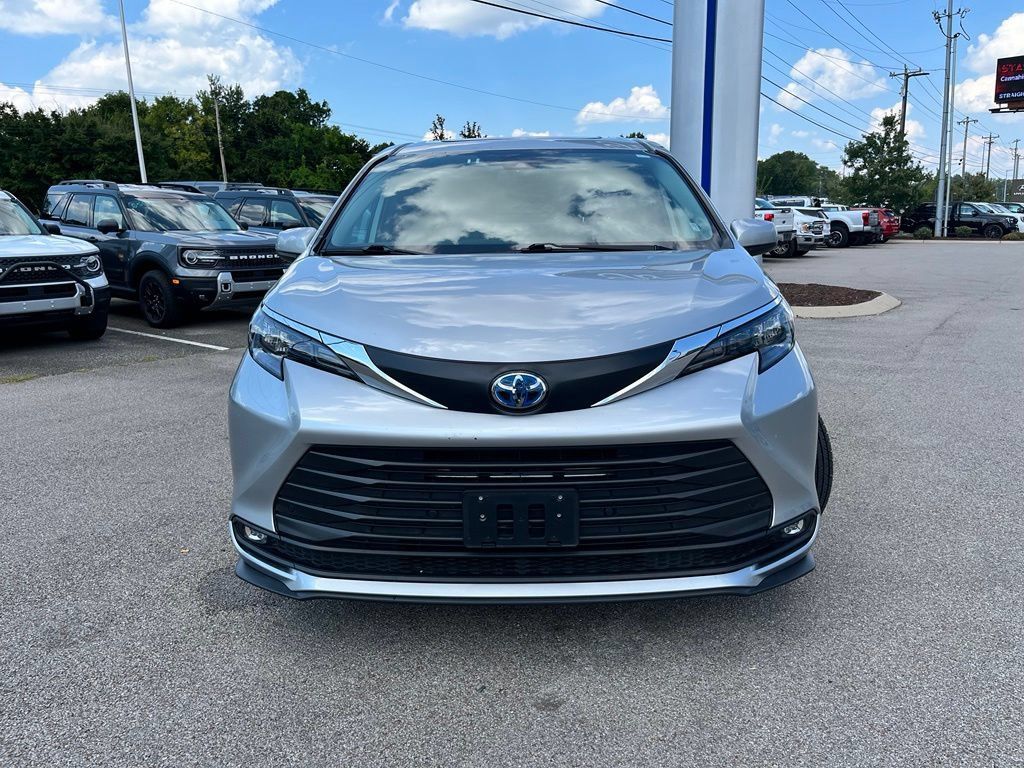 Used 2025 Toyota Sienna XLE FWD image 2