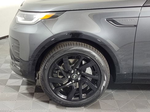 Certified 2025 Land Rover Discovery Dynamic SE image 9