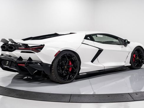Used 2025 Lamborghini Revuelto image 3