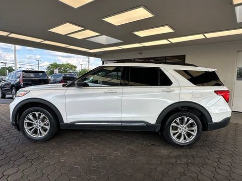 Used 2023 Ford Explorer XLT w/ Equipment Group 202A AWD/4WD image 2