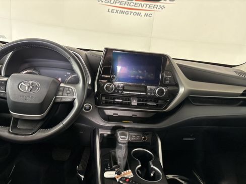 Used 2025 Toyota Highlander XLE AWD/4WD image 29