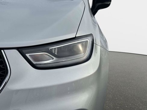 Used 2024 Chrysler Pacifica Limited image 10