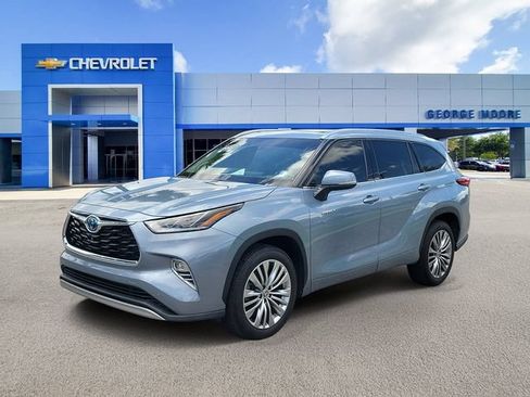 Used 2021 Toyota Highlander Platinum FWD image 2
