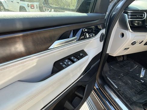Used 2025 Jeep Grand Wagoneer 4WD image 15