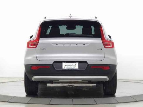 Used 2025 Volvo XC40 B5 Core image 8