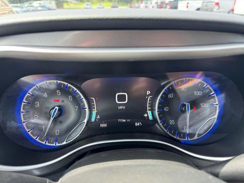 Used 2023 Chrysler Pacifica Touring-L FWD image 32