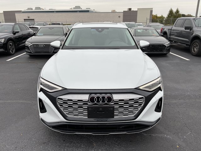 Used 2024 Audi Q8 e-tron Premium Plus AWD/4WD image 2