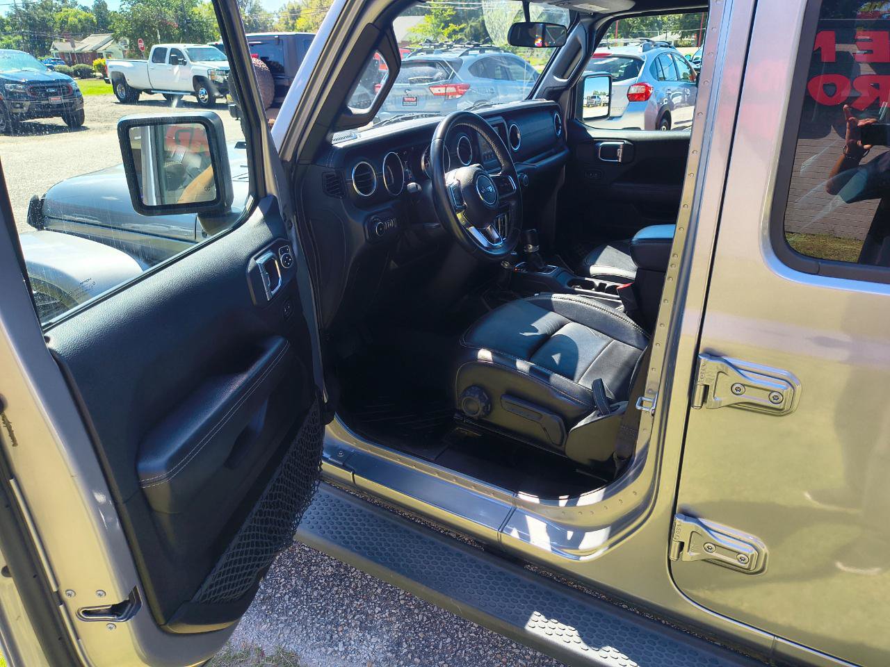 Used 2018 Jeep Wrangler Unlimited Sahara AWD/4WD image 15