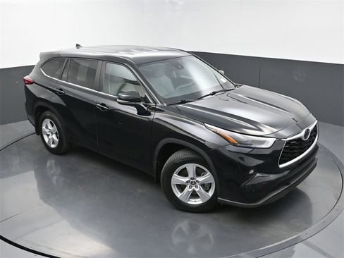 Used 2023 Toyota Highlander LE image 31
