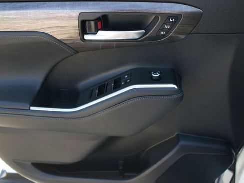 Used 2023 Toyota Highlander Limited image 32