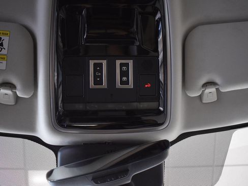 Used 2018 Land Rover Range Rover Velar S image 51