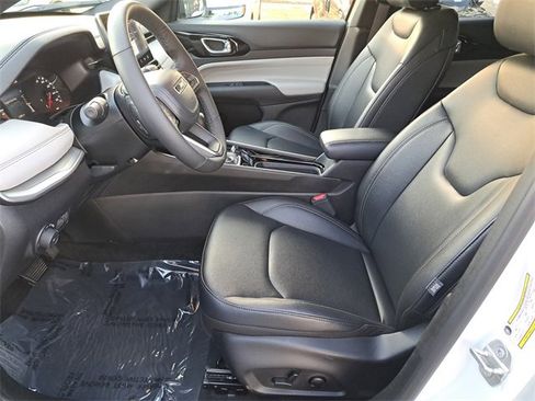 Used 2025 Jeep Compass Limited image 17
