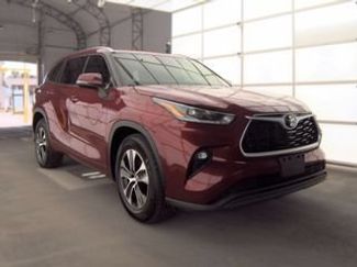 Used 2021 Toyota Highlander XLE FWD video 2