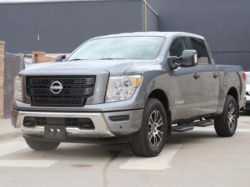 Used 2024 Nissan Titan SV w/ SV Convenience Package image 2