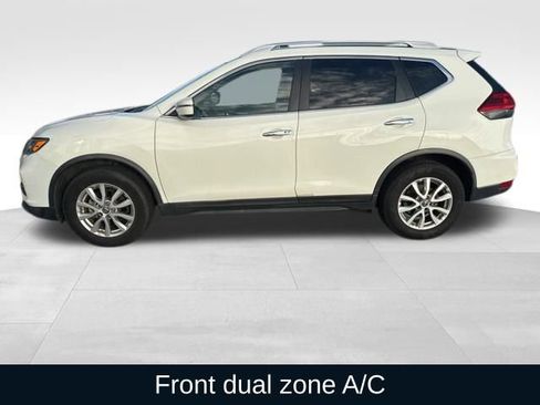 Used 2017 Nissan Rogue SV image 2