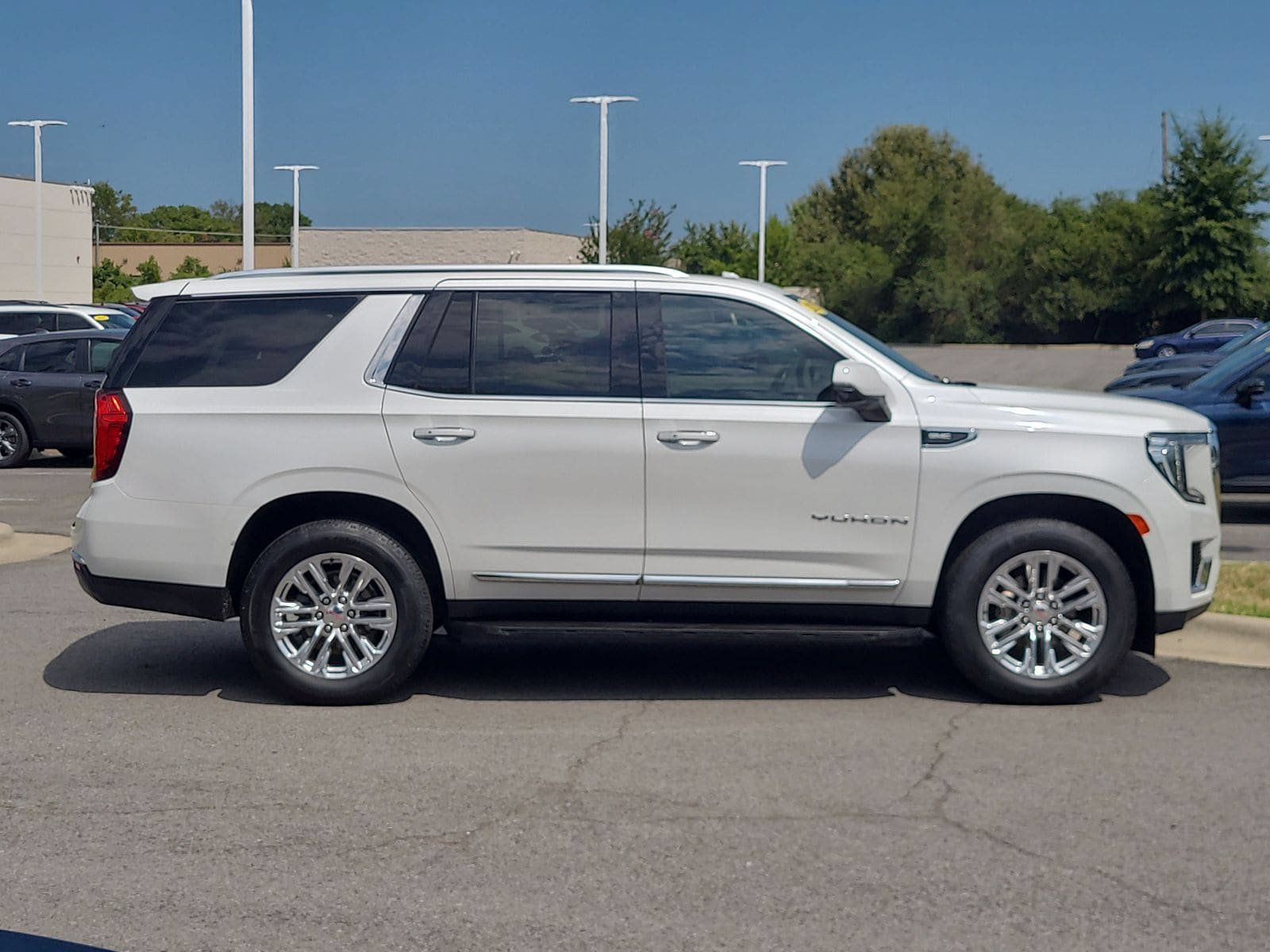 Used 2022 GMC Yukon SLT w/ SLT Premium Package AWD/4WD image 2
