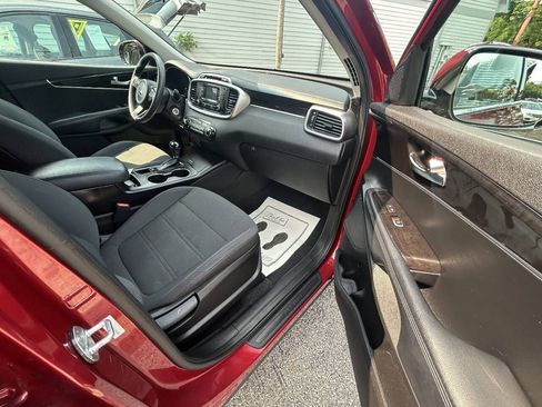 Used 2017 Kia Sorento AWD image 9