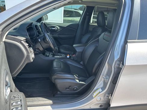 Used 2020 Jeep Cherokee Trailhawk AWD/4WD image 12