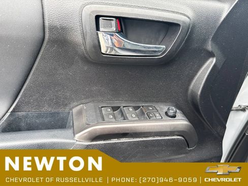 Used 2021 Toyota Tacoma TRD Sport AWD/4WD image 28