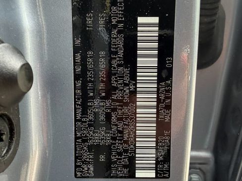 Used 2024 Toyota Highlander LE FWD image 33