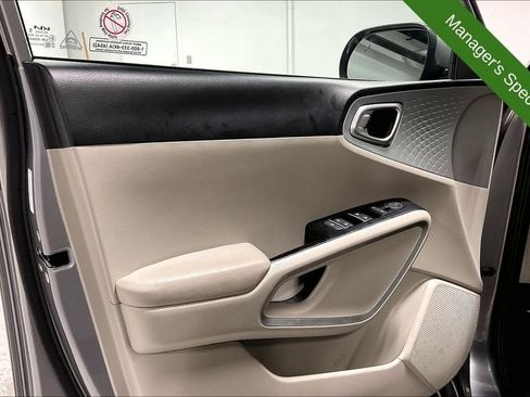 Used 2025 Kia Soul LX w/ LX Technology Package FWD image 21