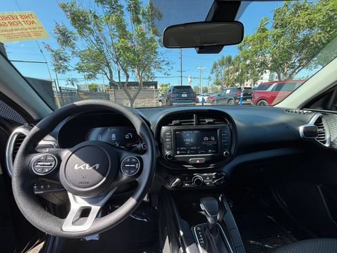 Used 2025 Kia Soul LX w/ LX Technology Package FWD image 33