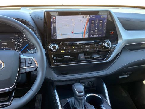 Used 2021 Toyota Highlander Platinum FWD image 7