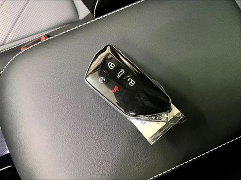 Used 2025 Volkswagen Tiguan SE w/ Panoramic Sunroof Package image 14