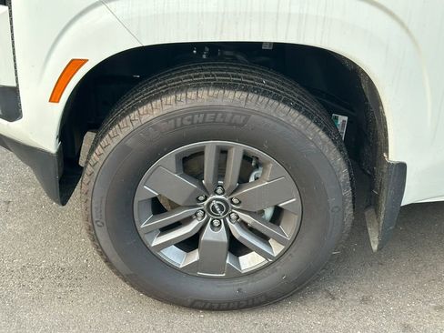 Used 2025 Nissan Frontier SV AWD/4WD image 8
